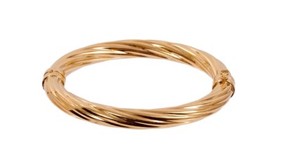 Lot 400 - 18ct gold hinged bangle with spiral reeded design
