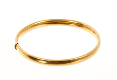 Lot 401 - 18ct gold hinged bangle the plain polished finish