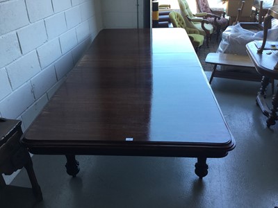 Lot 30 - Victorian mahogany extending dining table (with one extra leaf) on turned legs with fluted decoration (no winding handle present) 268cm in length, 121cm in width, 77cm in height