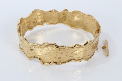 Lot 440 - 18ct gold hinged bangle