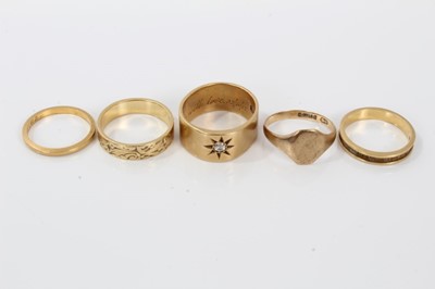 Lot 446 - Gentlemen's 18ct gold single stone diamond ring, 22ct gold wedding ring, two 18ct gold wedding rings and a 9ct gold signet ring