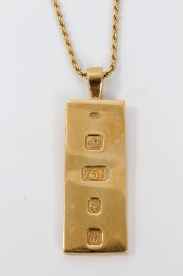 Lot 441 - 18ct gold ingot pendant on an 18ct gold rope twist chain