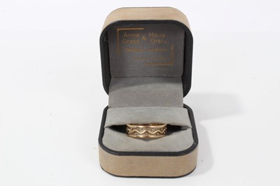Lot 69 - 9ct gold ring with wave and dot decoration to the band, size M-N