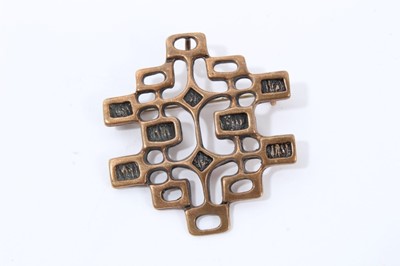 Lot 1 - David Anderson Norwegian abstract bronze pendant/brooch