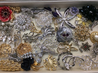 Lot 670 - Collection vintage brooches