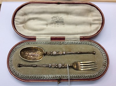 Lot 651 - Silver gilt spoon and fork set in fitted case