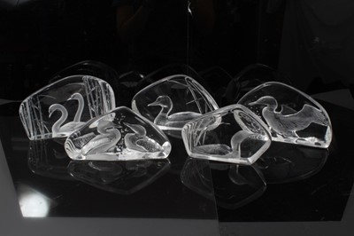 Lot 986 - Group of Mats Jonasson glass sculptures including Loon (33532) 21cm long, together with diver (33313), two loons (33591), mallard and two swans. (5)