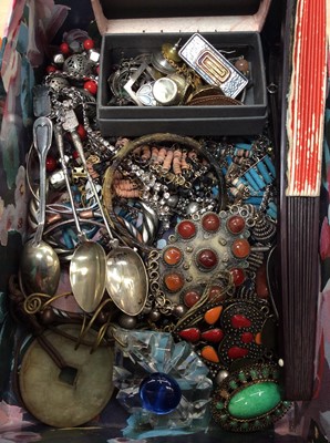 Lot 677 - Vintage costume jewellery and bijouterie