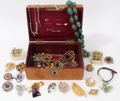 Lot 61 - Egyptian revival scarab ring, 9ct gold garnet bar brooch and other vintage costume jewellery