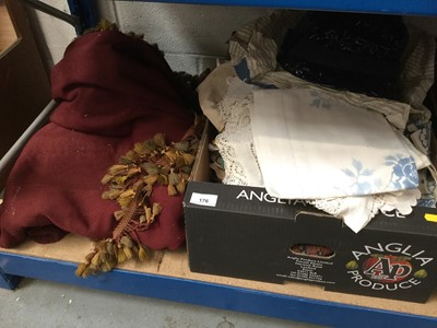 Lot 176 - Vintage table linens, vintage hat and textiles