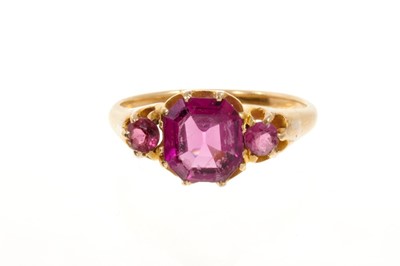 Lot 413 - Victorian garnet three stone ring in gold claw setting, ring size K.
