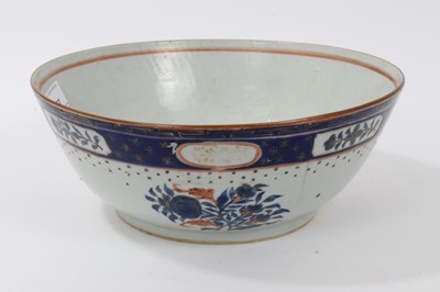 Lot 102 - Chinese porcelain bowl