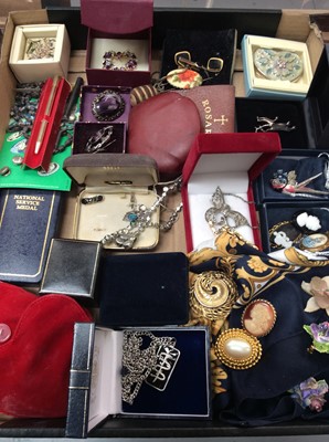 Lot 696 - Vintage costume jewellery and bijouterie