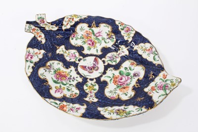 Lot 162 - Worcester cabbage leaf shaped dish