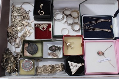 Lot 87 - Group of silver and white metal jewellery