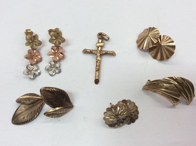 Lot 712 - 9ct gold crucifix pendant and five pairs of gold/yellow metal earrings
