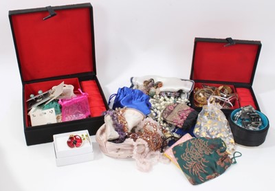 Lot 137 - Group costume jewellery