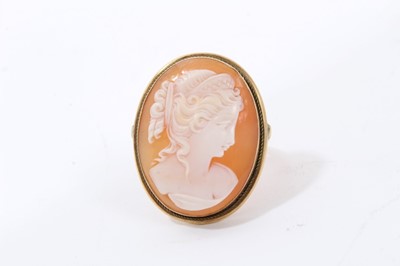 Lot 115 - 18ct gold cameo ring
