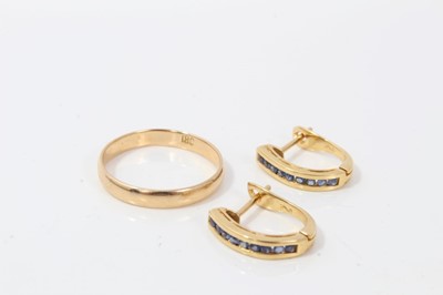 Lot 144 - 18ct gold wedding ring and pair 18ct gold synthetic blue stone half hoop earrings