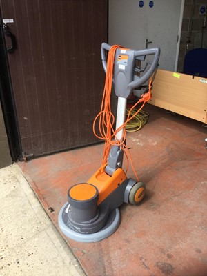 Lot 31 - Taski ergodisc 400 floor machine, suitable for Wet Scrubbing - Stripping - Buffering - Spray Cleaning - Wet Shampooing