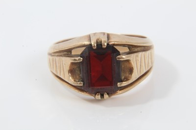 Lot 80 - 9ct gold garnet signet ring