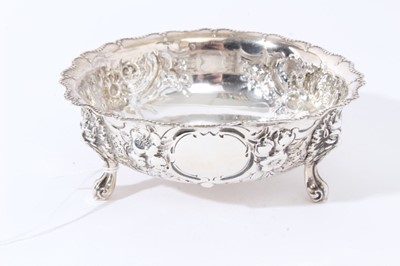 Lot 6 - Victorian silver sugar bowl of circular form with foliate embossed borders, on three scroll feet ( London 1877), 4ozs
