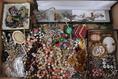 Lot 51 - Quantity of vintage costume jewellery and bijouterie