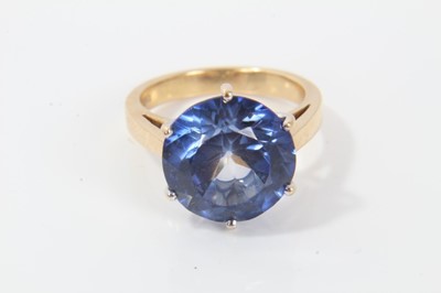 Lot 236 - 18ct gold large blue stone ring