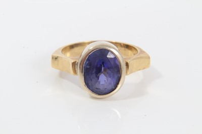 Lot 95 - Yellow metal blue stone ring