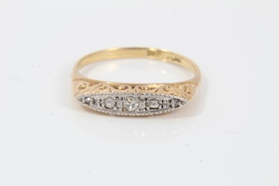 Lot 112 - 18ct gold diamond five stonering
