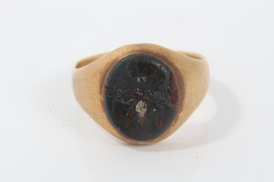 Lot 113 - 18ct gold signet ring