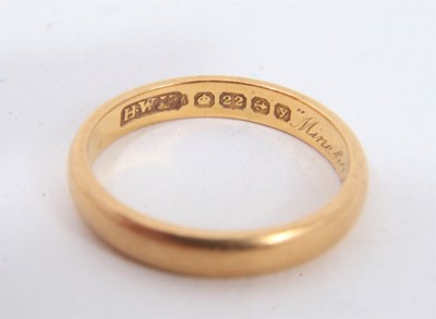 Lot 105 - 22ct gold wedding band