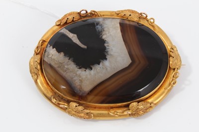 Lot 183 - Early Victorian agate and gold mounted brooch