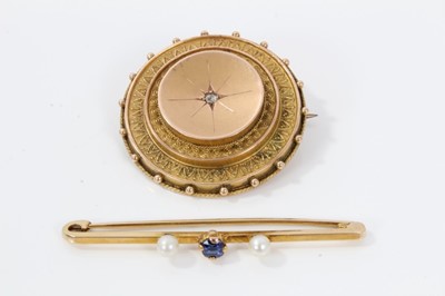 Lot 198 - Victorian 9ct gold Etruscan revival circular target brooch and a 9ct gold sapphire and pearl bar brooch