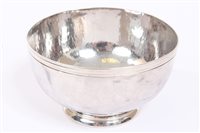Lot 481 - Edwardian silver sugar bowl of circular form,...
