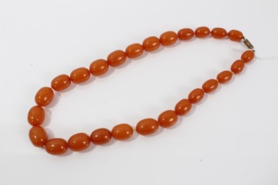 Lot 18 - Amber necklace