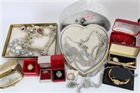 Lot 3230 - Vintage vanity case containing costume...