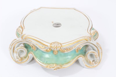 Lot 13 - A Chelsea gold anchor period stand, circa 1760