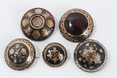 Lot 6 - Group of five 19th century tortoishell piqué work brooches various, with floral decoration. 20-31mm diameter
