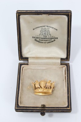 Lot 97 - Lady's 9ct gold Mural Naval crown brooch in fitted Goldsmiths and silversmiths case