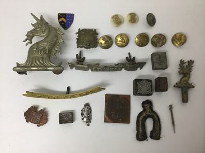 Lot 110 - Collection of 19th century Armorial crests , livery buttons and armorial printing blocks