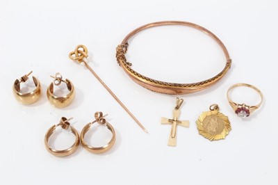 Lot 218 - 9ct gold jewellery, to include bracelet, tie pin, fancy stone cluster ring, two pairs of hoop earrings, crucifix, St Christopher medallion 
  
total weight 17.5g