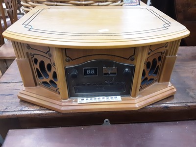 Lot 6 - Modern record player / cd player
