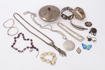 Lot 32 - Group silver and white metal jewellery