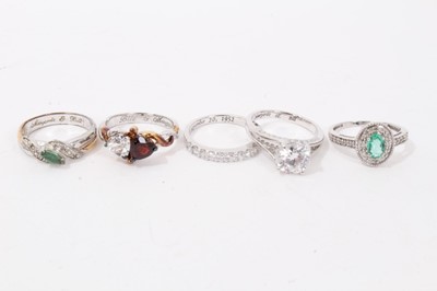 Lot 79 - 10k white gold green stone and diamond ring, together with four silver gem set dress rings