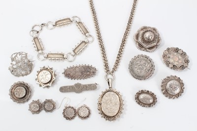 Lot 139 - Collection of Victorian and later silver jewellery