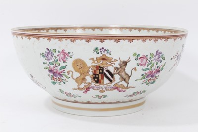 Lot 88 - Late 19th century Samson porcelain armorial bowl