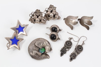 Lot 170 - Silver platypus brooch and group silver earrings