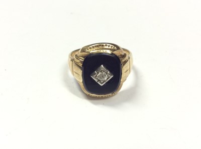 Lot 525 - Gentleman’s gold signet ring with black onyx panel set with a single stone old cut diamond