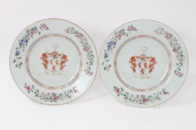 Lot 57 - Pair antique 18th century Chinese Armorial famille rose porcelain plates, the motto reading 'Nobilis Est Ira Leonis', the edges painted with floral sprays, 23cm diameter